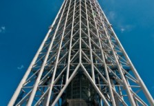 建設中の東京スカイツリーと青空を真下から捉えた写真素材