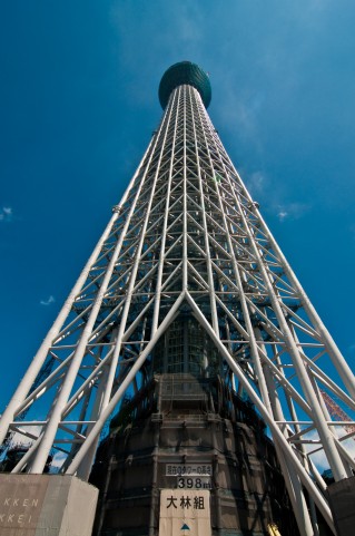 建設中の東京スカイツリーと青空を真下から捉えた写真素材