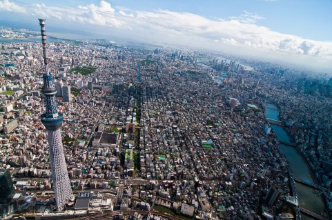 高さ634メートルのスカイツリーと東京の街並みを空撮で捉えた写真素材