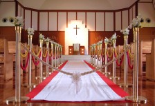 結婚式の神聖な雰囲気が伝わる、バージンロードを正面から捉えた写真素材