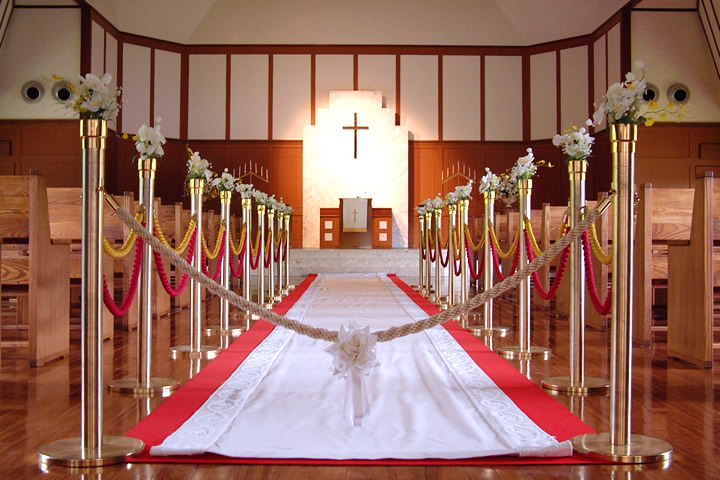結婚式の神聖な雰囲気が伝わる、バージンロードを正面から捉えた写真素材