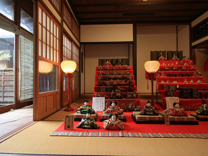 日本の風情を感じる和室と雛人形の写真素材