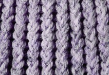 太い毛糸と細い糸を編み込んだ、淡い紫色が綺麗なニットテクスチャー