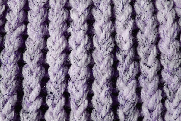 太い毛糸と細い糸を編み込んだ、淡い紫色が綺麗なニットテクスチャー