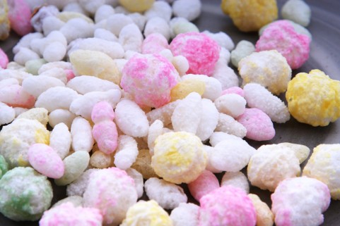 フリー素材 ひな祭りに使える 淡いピンクや黄色がカワイイひなあられの写真素材