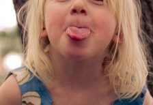 カメラ目線で舌を出す女の子の元気で楽しそうな写真素材