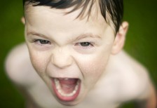 叫ぶ男の子を撮影した迫力の写真素材。被写界深度浅めのキレイな一枚。