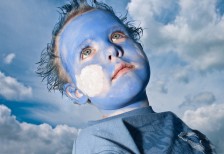 色合いをブルーに統一したフェイスペインティングをした男の子の写真