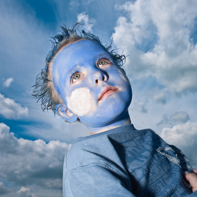 色合いをブルーに統一したフェイスペインティングをした男の子の写真