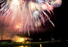 色とりどりの花火が夜空に広がる、愛媛県松山港まつりの花火の写真素材。