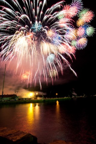 色とりどりの花火が夜空に広がる、愛媛県松山港まつりの花火の写真素材。