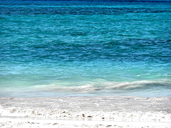 無料素材 白い砂浜と青い海のグラデーションが綺麗なラニカイビーチの写真素材