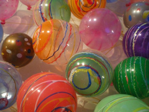 フリー素材 夏祭りの出店のヨーヨーすくいの水風船をアップで撮影した写真素材