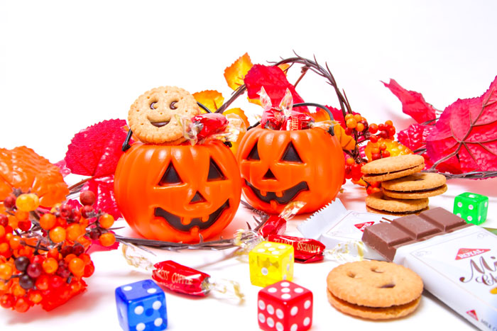 無料素材 ハロウィンのかぼちゃとキャンディ チョコレート クッキーなどのお菓子の写真素材