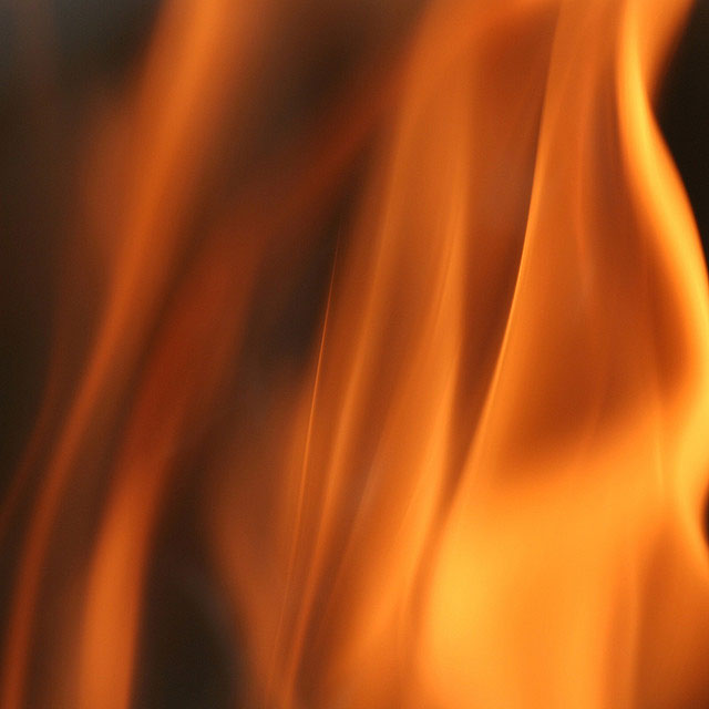 オーロラのように柔らかく広がる炎を撮影したテクスチャー素材