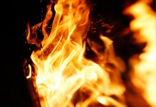 炎と舞い上がる火の粉を撮影したテクスチャー素材。爆発のエフェクト合成用にも。