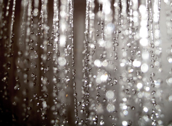 キラキラと輝きながら降り注ぐシャワーの雫が綺麗なテクスチャー素材