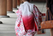 七五三の着物を着て神社を歩く女の子の後ろ姿の写真素材