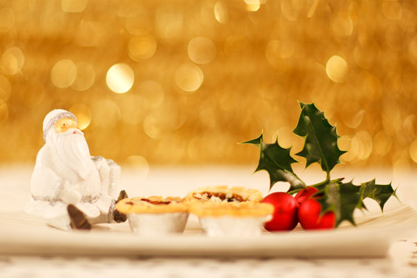 ちょこんと座ったポーズのサンタクロースの人形がかわいいクリスマス用の写真素材
