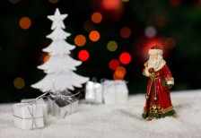サンタ人形・プレゼント・ツリーなどの小物を撮影したクリスマスのストーリーを感じる写真素材