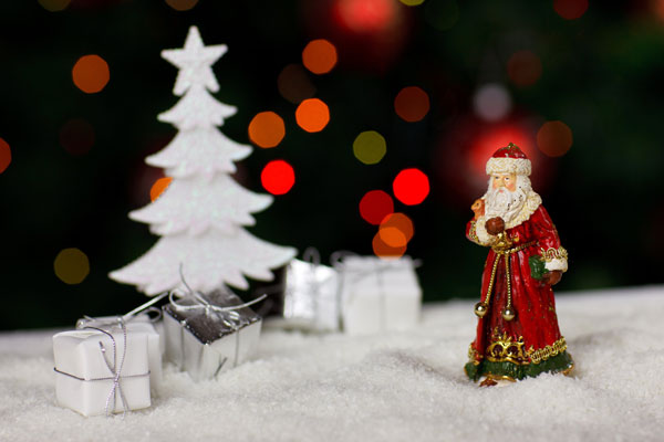 サンタ人形・プレゼント・ツリーなどの小物を撮影したクリスマスのストーリーを感じる写真素材