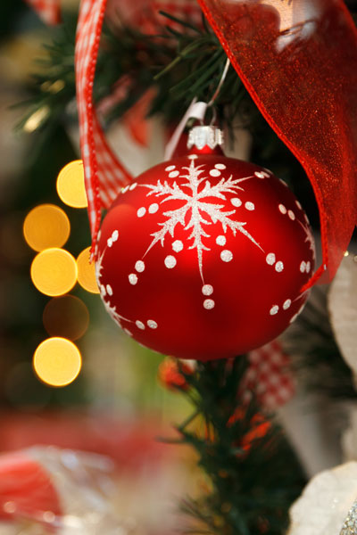 ツリーに飾られたクリスマスボールの写真素材