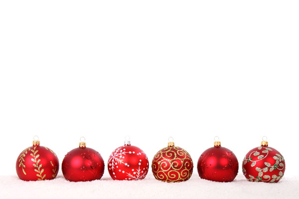 文字入れの余白を取った、さまざまな装飾のクリスマスボールを並べた写真素材