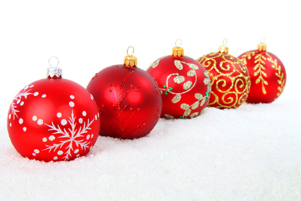 色々な種類のクリスマスツリーの飾りを並べた写真素材