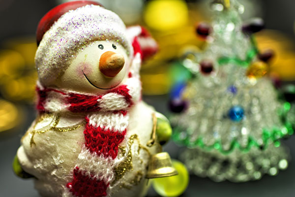 厚手のマフラーや帽子がかわいい雪だるまの人形の写真素材