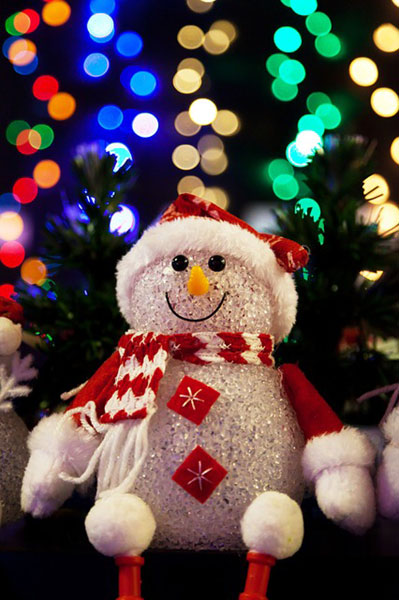 にっこりと笑った笑顔がかわいいクリスマスのスノーマンの写真素材