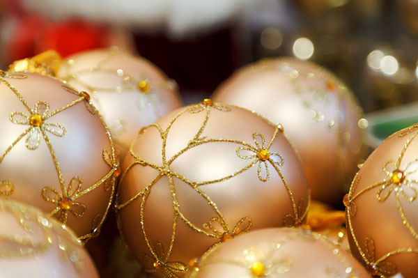 花柄の装飾が繊細で高級感のある金色に輝くクリスマスボールの写真