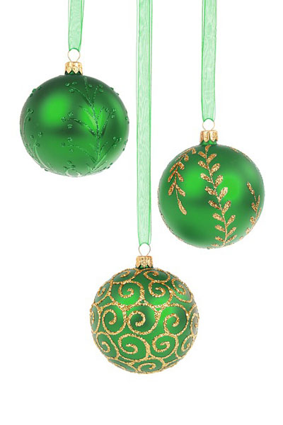 光沢感のあるグリーンがきれいな高解像度のクリスマスボールの写真素材