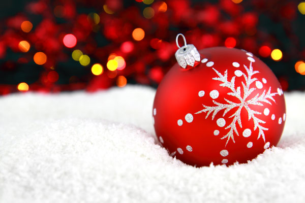 赤で統一された色調が美しいクリスマスボールの写真素材