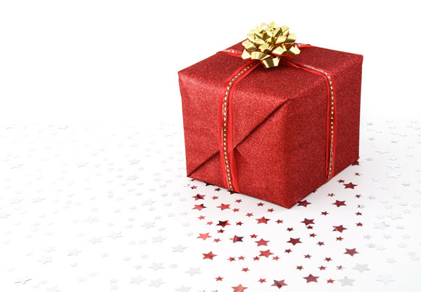 ゴールドのリボンと赤い箱が高級感のあるクリスマスプレゼントの写真素材