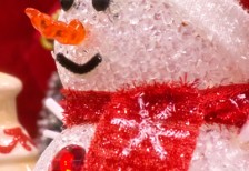 透明感のある雪だるまの人形を撮影したかわいい写真素材