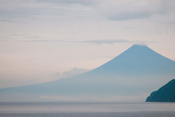 ぼんやり見える富士山の青いシルエットがきれいな写真素材