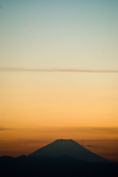 青とオレンジのグラデーションがきれいな富士山の写真素材。年賀状にも使いやすいシンプルな構図。