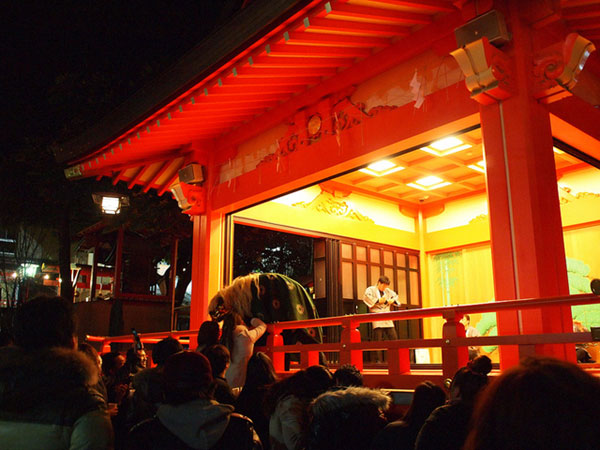 たくさんの参拝客と獅子舞がお正月らしい花園神社・初詣の写真素材