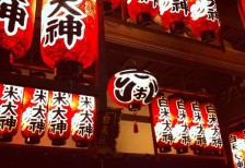 大阪・天神橋の初詣で飾られている提灯を撮影した写真素材