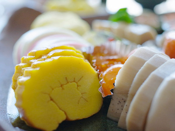 お正月料理の伊達巻をアップで撮影した写真素材。柔らかい質感が美味しそう。