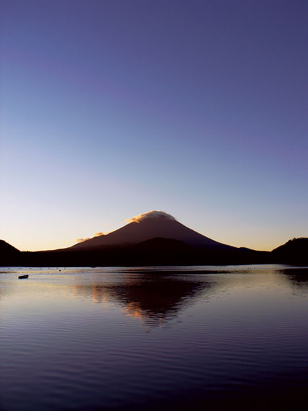 精進湖からの逆さ富士を撮影したきれいな写真