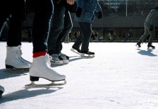 スケートリンクを楽しむ人たちを足元から撮影した写真素材