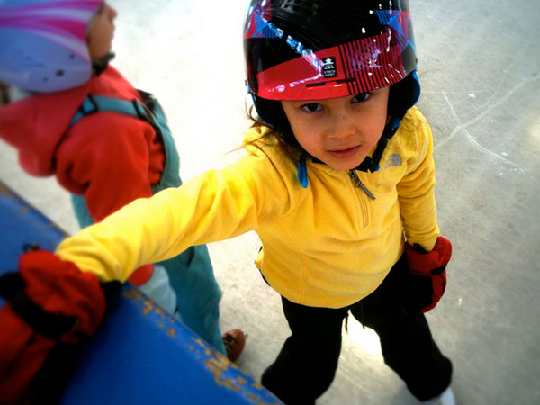 スケートリンクの女の子をアップで撮影した写真素材。少し緊張した表情。