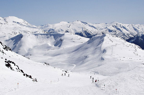 視界いっぱいに広がる雪山の中のゲレンデを撮影した写真素材