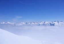 オーストリア・クラインヴァルザータールの真っ白な雪山と澄み切った青空の写真