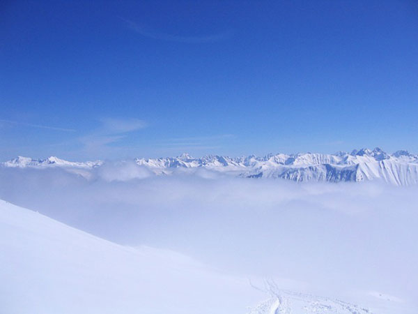 オーストリア・クラインヴァルザータールの真っ白な雪山と澄み切った青空の写真