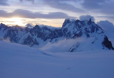 夕日の雪山とゲレンデを撮影したスケール感のある写真素材