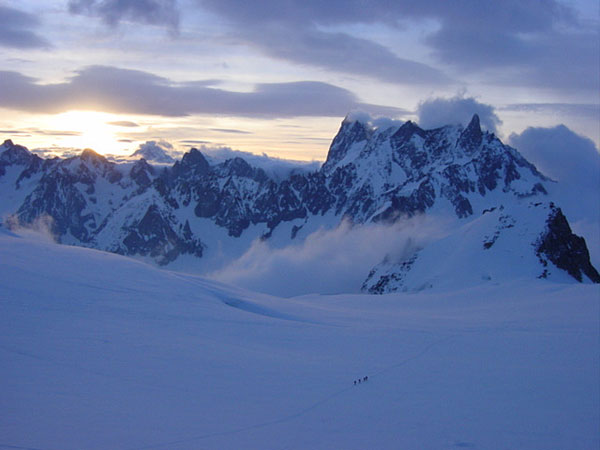 夕日の雪山とゲレンデを撮影したスケール感のある写真素材