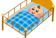 ベビーベッドで眠る赤ちゃんのイラスト。楽しい夢を見てそうなかわいい寝顔。