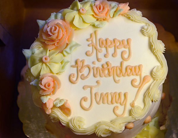 誕生日ケーキの写真素材。クリームで作ったバラの飾りや文字が繊細で綺麗
